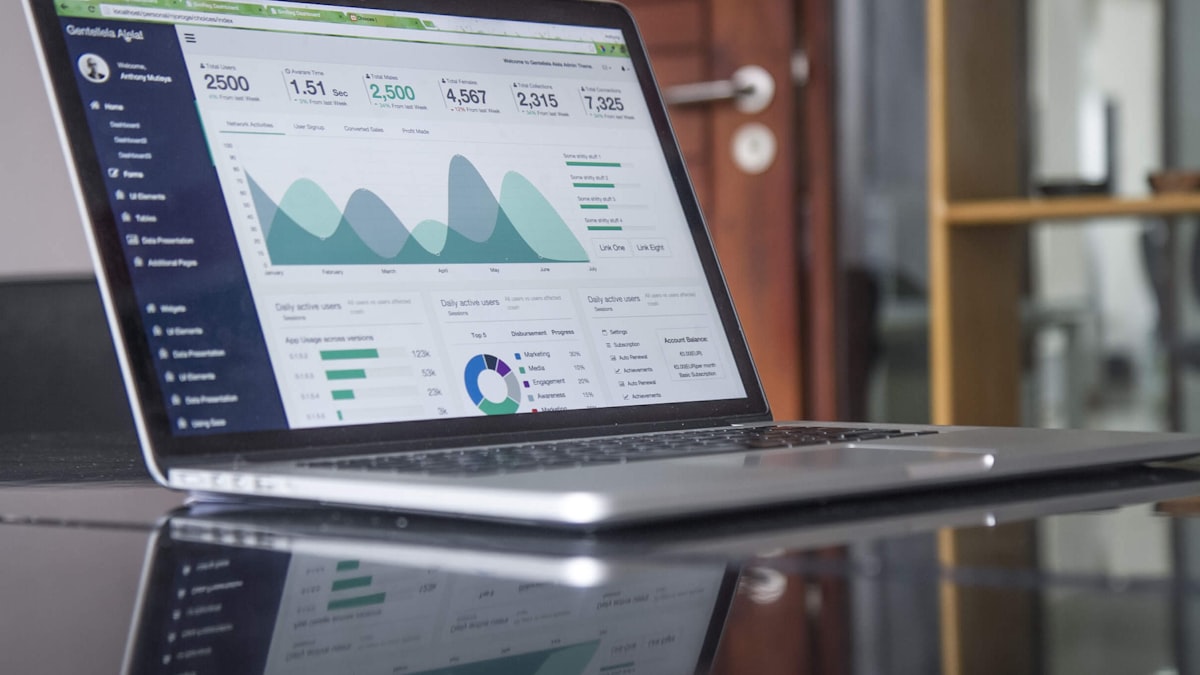 Laptop con un gestionale a schermo al posto del foglio di calcolo